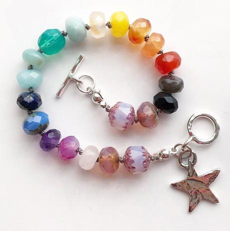 Les bracelets 7 chakras, les comprendre et bien choisir bracelet chakra plein de couleur