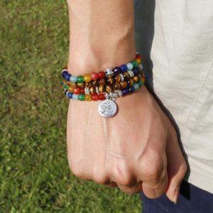 Les bracelets 7 chakras, les comprendre et bien choisir femme qui a un bracelet chakra au poigné