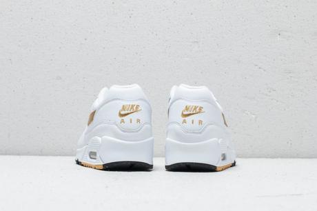 La Nike Air Max 1/90 est disponible dans un coloris White Gold La Nike Air Max 1/90 est disponible dans un coloris White Gold