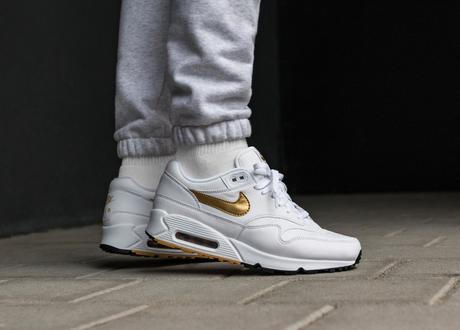 La Nike Air Max 1/90 est disponible dans un coloris White Gold La Nike Air Max 1/90 est disponible dans un coloris White Gold