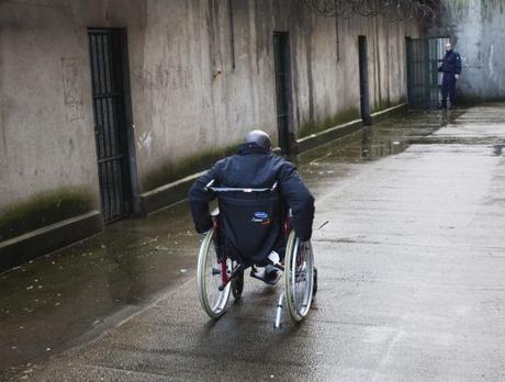 Isolement, soins palliatifs, démence sénile, mobilité : le défi des détenus âgés