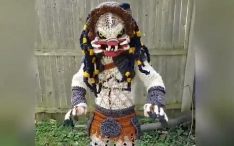 Elle tricote un costume de « Predator » pour son fils