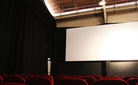 Le cinéma éphémère La Forêt Electrique, au cœur de la friche industrielle de la Cartoucherie.
