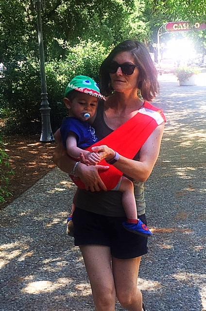 Bambin fatigué ? Et, Hop’la, en écharpe !