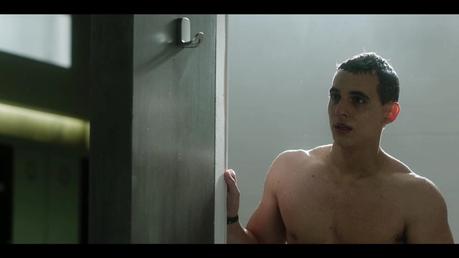 christian_desnudo1 ÉLITE : Christian, défringué dans les couloirs dans l’épisode 1