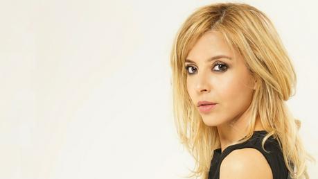 Interview Najoua Belyzel : « J’aime la poésie qui se dégage du saut de l’ange, de cet Adieu. » – LBCMusique