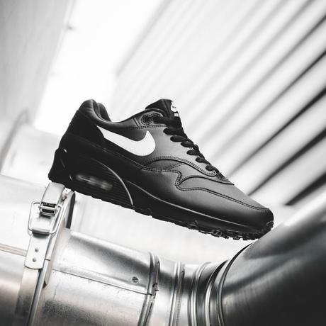 La Nike Air Max 90/1 Black Leather est disponible