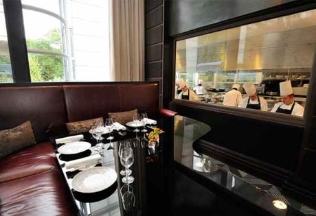 A LA TABLE DU CHEF DU TRIANON PALACE VERSAILLES