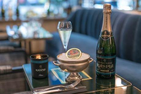 Caviar Kaspia lance la « Pause Kaspia » dans son salon de... Caviar Kaspia lance la « Pause Kaspia » dans son salon de...