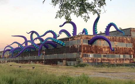 Une pieuvre gonflable géante installée dans un entrepôt de Philadelphie