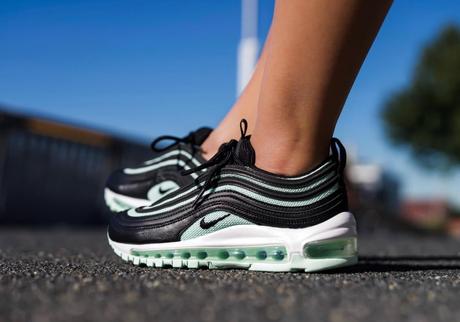 Une Nike Air Max 97 Black Igloo inspirée du colorway Tiffany Blue