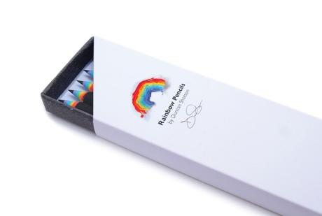 Le designer Duncan Shotton a mis au point des crayons qui font apparaître un arc-en-ciel lorsqu’on les taille.