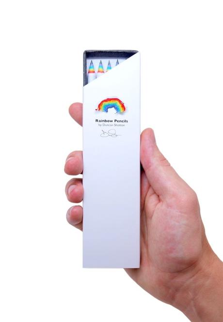 Le designer Duncan Shotton a mis au point des crayons qui font apparaître un arc-en-ciel lorsqu’on les taille.