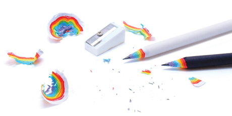Le designer Duncan Shotton a mis au point des crayons qui font apparaître un arc-en-ciel lorsqu’on les taille.