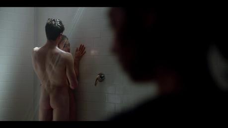 guzman_desnudo03 ÉLITE : Lu et Guzmán surpris dans les douches du vestiaire dans l’épisode 1