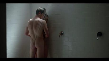 guzman_desnudo06 ÉLITE : Lu et Guzmán surpris dans les douches du vestiaire dans l’épisode 1