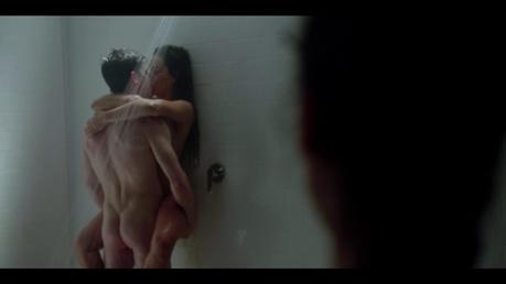 guzman_desnudo04 ÉLITE : Lu et Guzmán surpris dans les douches du vestiaire dans l’épisode 1