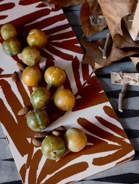 idée déco d'automne à faire soi-même buffet plateau motif feuilles mirabelles prunes jaune marron bois