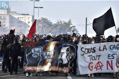 #Nantes  « la milice du ministère » piquée au vif par la mouche du coche #Benalla