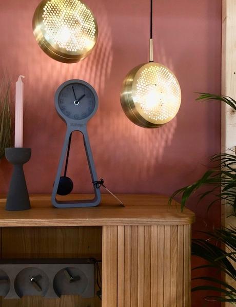 zuiver design hollandais meubles salon scandinave mur rose horloge retro vintage géante - Blog déco - Clem Around The Corner