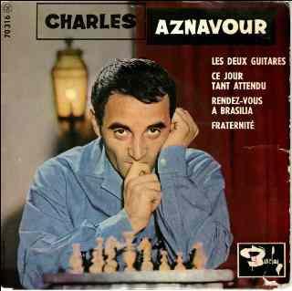 La pochette d'un album de Charles Aznavour devant un échiquier 