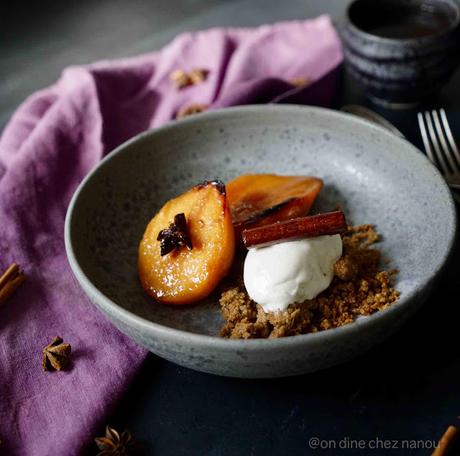 Coings fondants aux épices (cuisson au four), crumble de châtaigne et glace vanille