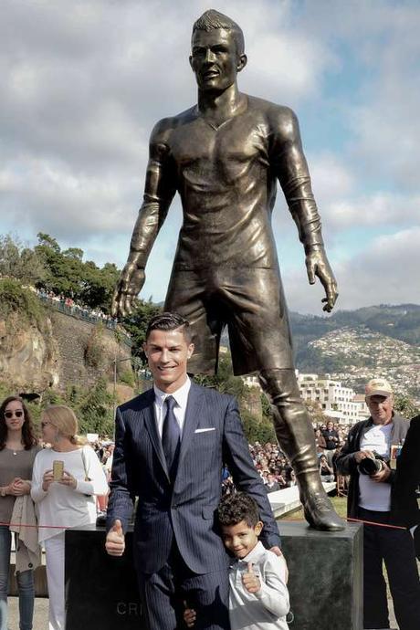 En décembre 2014, lors de l’inauguration de la statue à son effigie, à Funchal, sa ville natale.