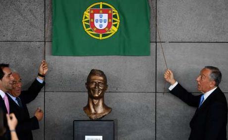 Le président portugais Marcelo Rebelo de Sousa (à droite) et le premier ministre Antonio Costa, lors d’une cérémonie pour rebaptiser l’aéroport de Funchal « aéroport Cristiano-Ronaldo », le 29 mars 2017.