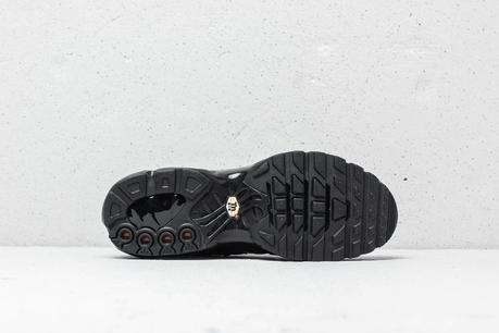 Une Nike Air Max Plus Se Triple Black disponible sur FootShop