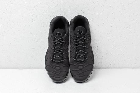 Une Nike Air Max Plus Se Triple Black disponible sur FootShop
