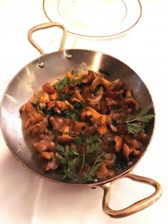 Girolles et champignons de paris enpersillade © Gourmets&co