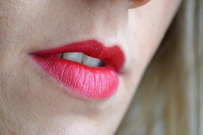 Truism de Kiss NY, revue et swatchs de ces rouge à lèvres satinés