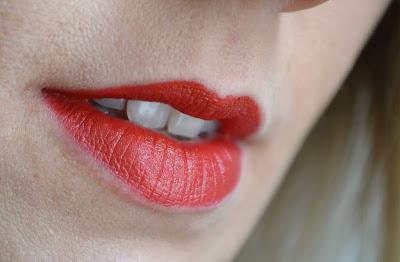 Truism de Kiss NY, revue et swatchs de ces rouge à lèvres satinés