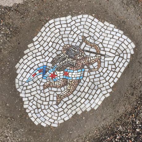 Cet artiste comble les nids-de-poules avec des mosaïques