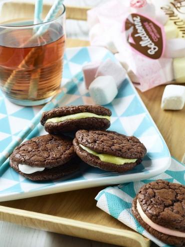 Whoopie pies bio à la crème de guimauve Recette bio : Whoopie pies chocolat bio et crème de guimauve bio Belledonne