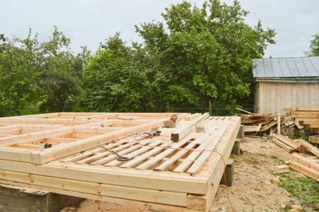 Poser une terrasse en bois sur lambourde à moindre coût