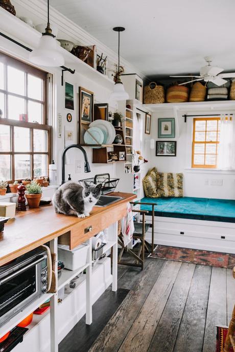petite maison simple cuisine bois cerisier chat lavabo évier customisation diy rangement petit espace surface 15m2 roulotte