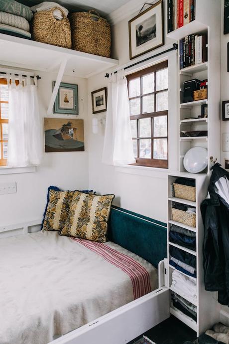 petite maison simple lit coussin salon chambre petit espace étagère entrée rangements gain de place économiser