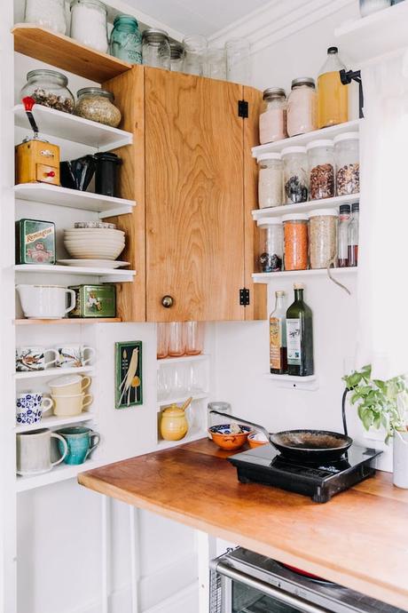 petite maison simple aménagement rangement cuisine gain de place bois cerisier blog déco