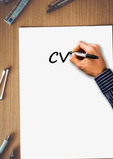 Les 9 erreurs sur un CV que votre ado ne devra pas faire