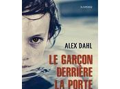 Alex Dahl gar&amp;ccedil;on derri&amp;egrave;re porte