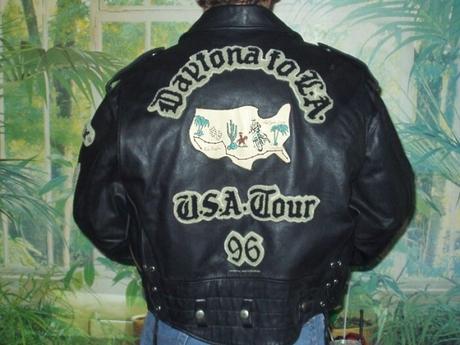 Blouson en cuir de la marque Avirex portée en 1989 et 1990 créé spécialement pour le chanteur lors de la tournée USA 1990 Tour