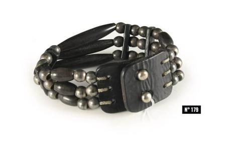 Un bracelet en cuir, perles d'acier et cornes tournées appartenant à Adeline Blondiau, ex femme de Johnny Hallyday !