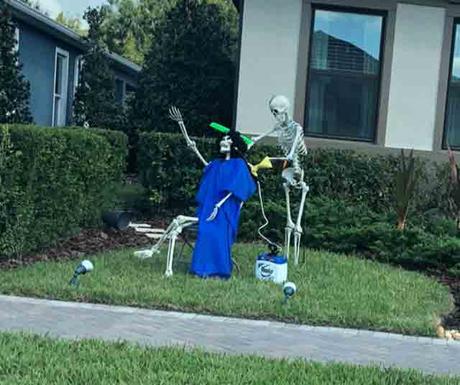 Chaque jour, ses voisins changent leur décoration d’Halloween