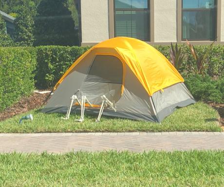 Chaque jour, ses voisins changent leur décoration d’Halloween