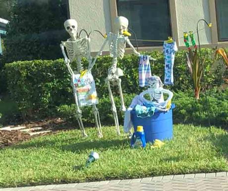 Chaque jour, ses voisins changent leur décoration d’Halloween