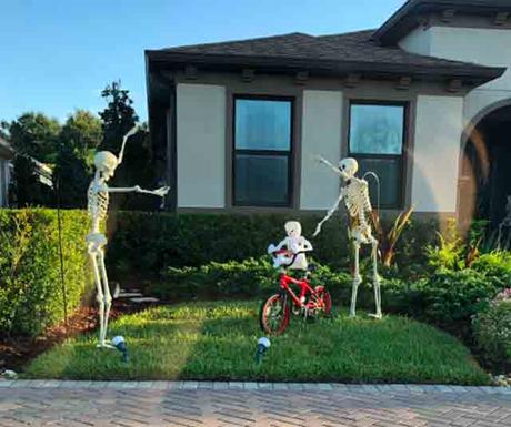 Chaque jour, ses voisins changent leur décoration d’Halloween