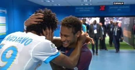 Luiz Gustavo est venu en aide à Neymar souvent critiqué ces derniers temps.