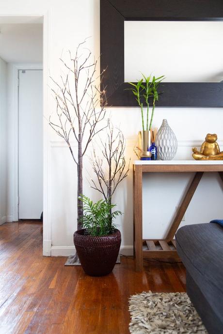 appartement minimaliste parquet bois meridienne miroir plantes vertes clemaroundthecorner blog déco