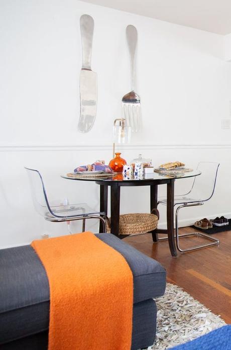 appartement minimaliste parquet bois méridienne table chaise décoration ethnique télévision clemaroundthecorner blog déco